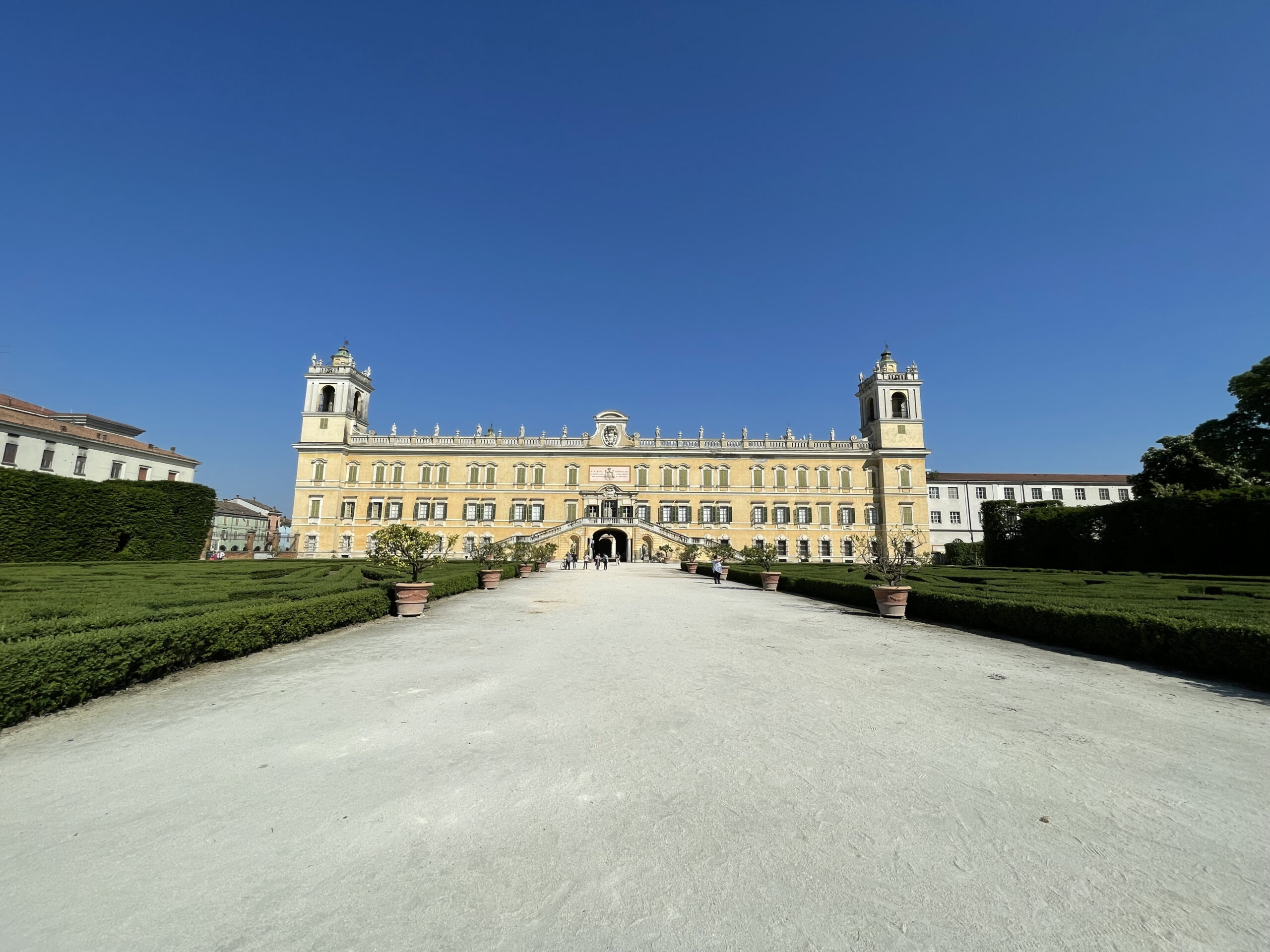vista della reggia di colorno dai giardini