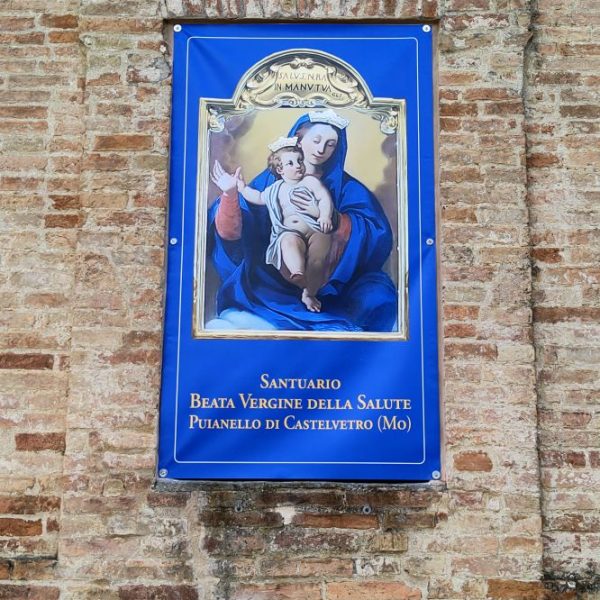 SANTUARIO DI PUIANELLO (MO) Immagine della Madonna col bambino su facciata esterna