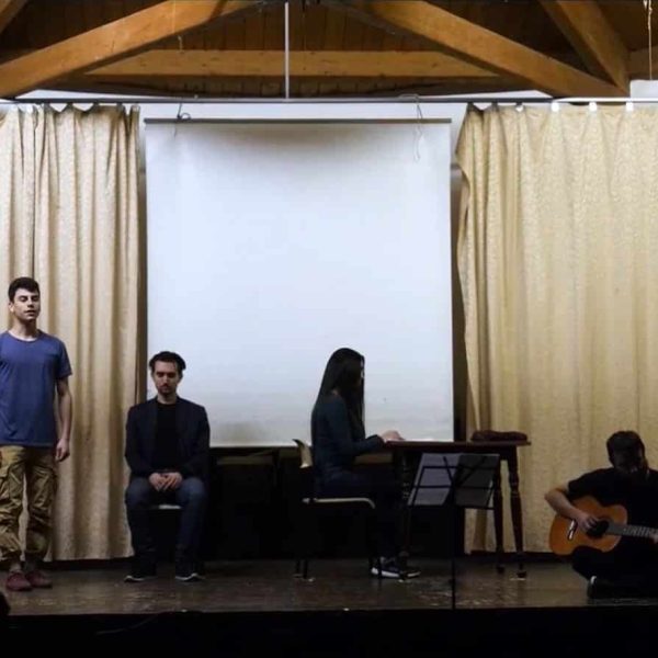 Compagnia teatrale Canto di Antigone (MO) - Attori sul palco