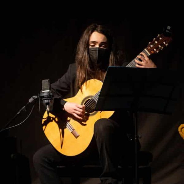 Compagnia teatrale Canto di Antigone (MO) - Attore con chiitarra