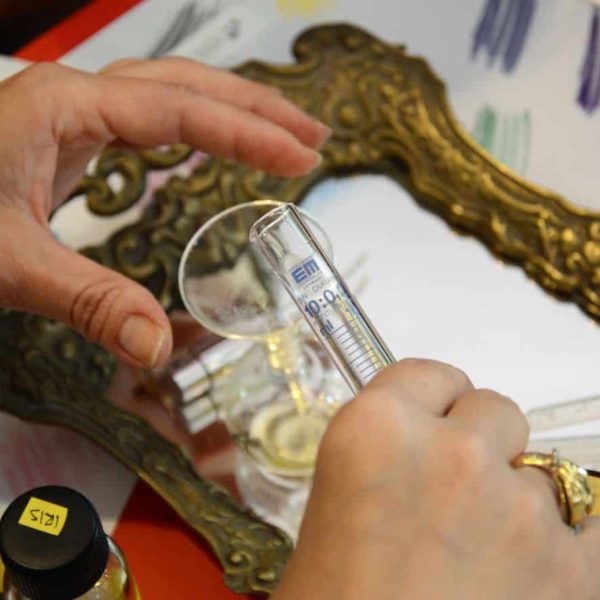 PRALC-Piccolo Museo ProfumAlchemico (MO) - Le mani di Anne che realizzano un profumo