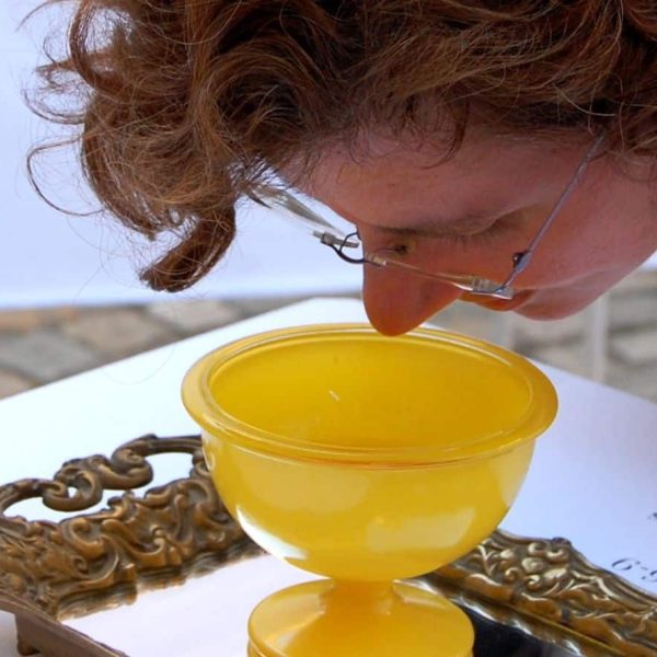 PRALC-Piccolo Museo ProfumAlchemico (MO) - Una cliente annusa un profumo