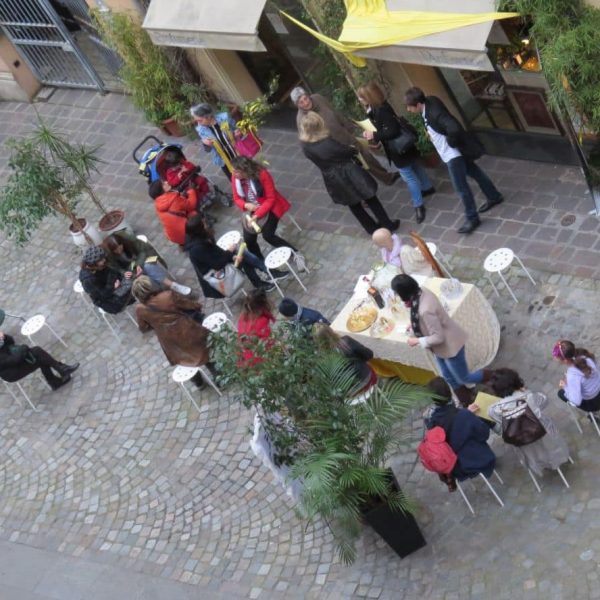 PRALC-Piccolo Museo ProfumAlchemico (MO) - Clienti a cena davanti al Museo