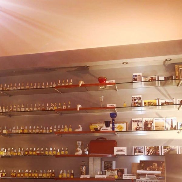 PRALC-Piccolo Museo ProfumAlchemico (MO) - Scaffale con profumi