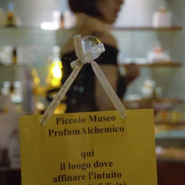 PRALC-Piccolo Museo ProfumAlchemico (MO) - Cartello "Il Luogo dove affinare l'intuito e fiutare la felicità"