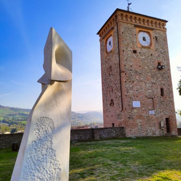Borgo di Castellarano (RE) - Statua in marmo bianco re Borgo di Castellarano