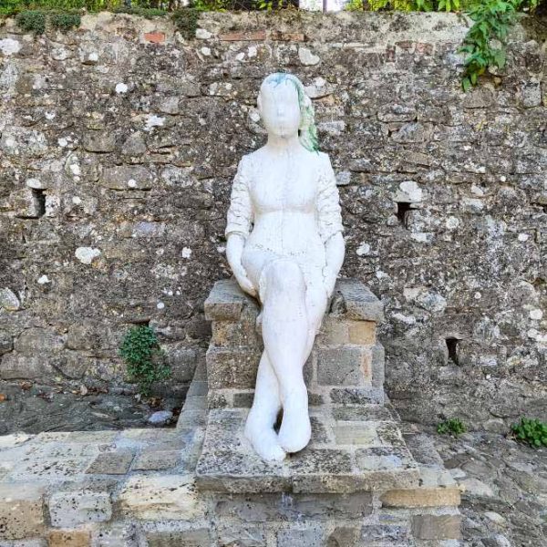 Borgo di Castellarano (RE) - Statua bambina