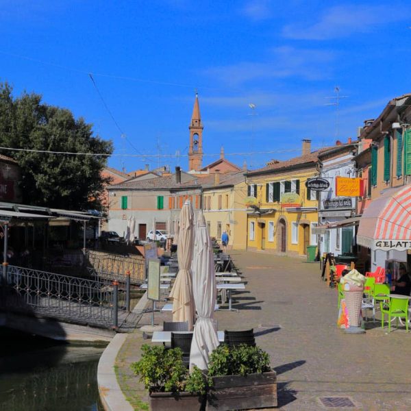 Stradina con negozi del Borgo di Comacchio