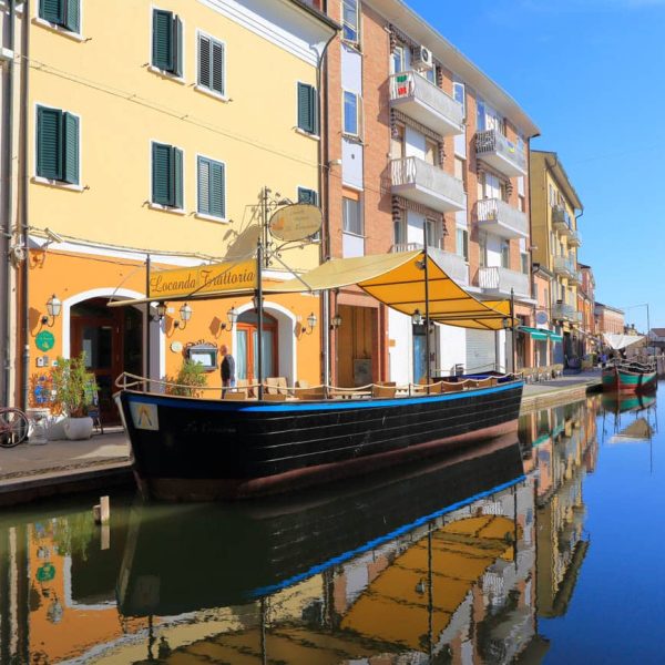 Canale con barca Borgo di Comacchio