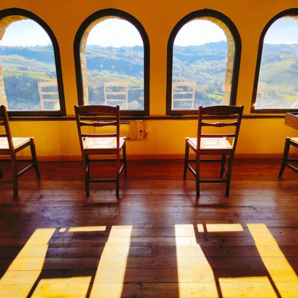 Sala con parete a finestre - Castello del Borgo di Longiano (FC)