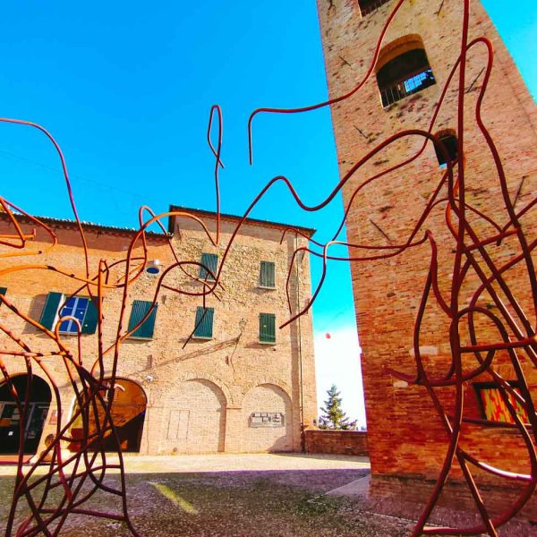 Lato ingresso castello con torre - Borgo di Longiano (FC)