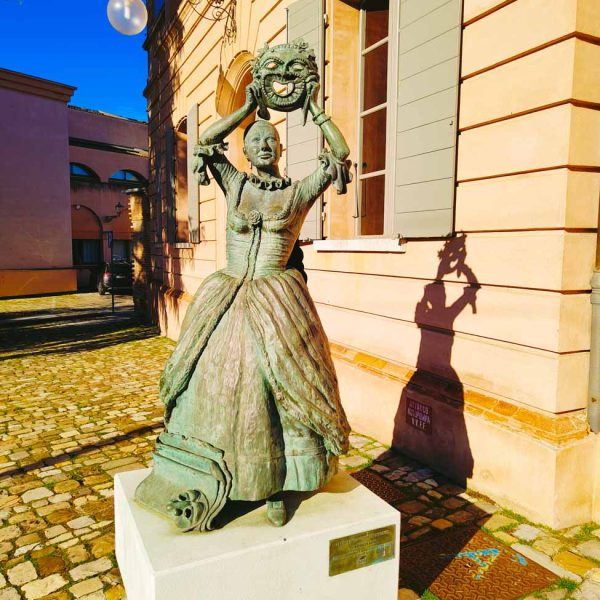 Statua attrice Teatro Petrella- Borgo di Longiano (FC)