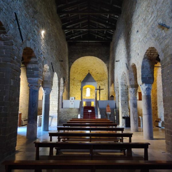 Borgo di San Leo (RN) - Navata centrale della Pieve