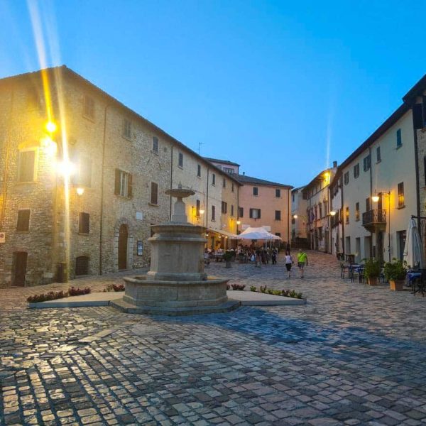 Borgo di San Leo - Piazza Dante