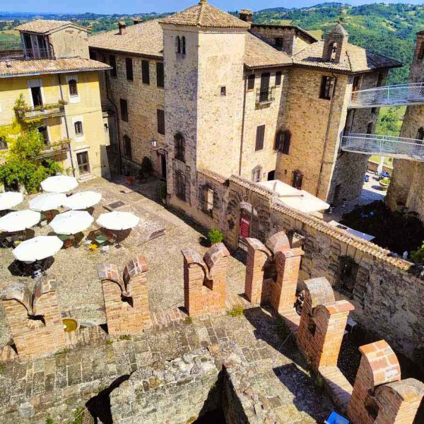 Borgo di Vigoleno (PC)-Veduta della piazza dal Castello