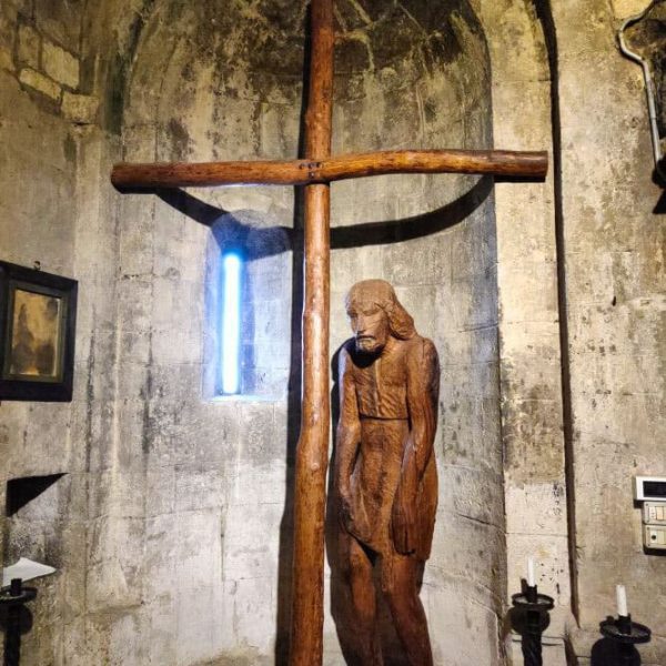 Borgo di Vigoleno (PC)- Pieve di San Giorgio- Crocifisso in legno