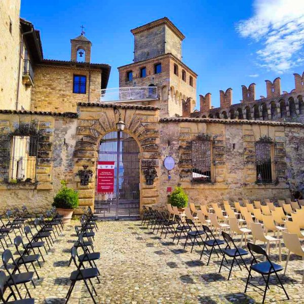 Borgo di Vigoleno (PC) - Il castello dalla piazza