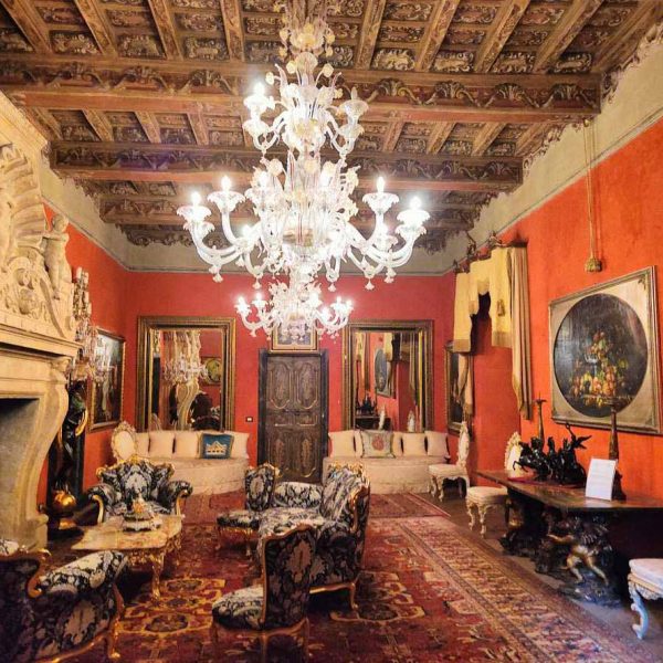 Borgo di Vigoleno (PC)- Castello- Sala interna arredata