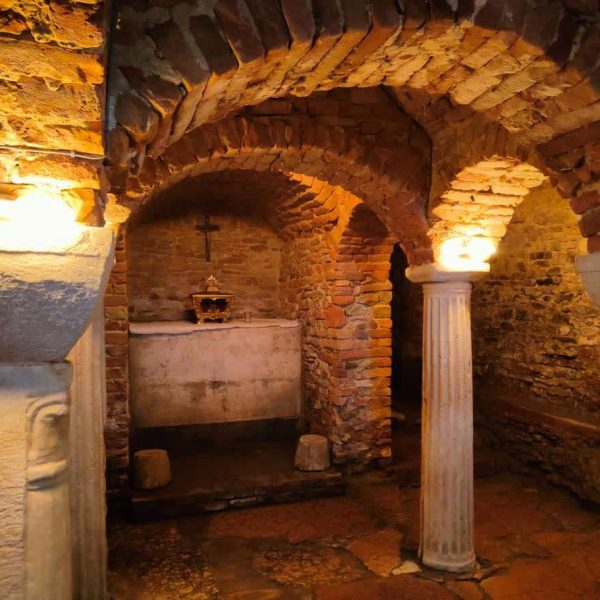 Borgo di Vigoleno (PC)- Chiostro di Pieve di San Nicomede