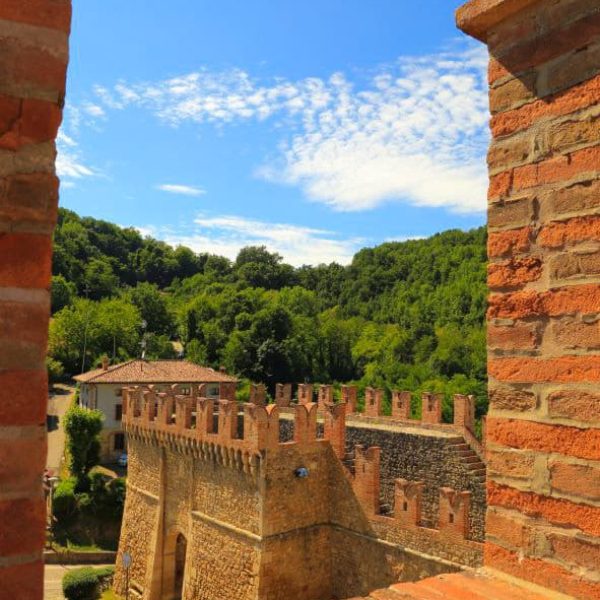 Borgo di Vigoleno (PC)- Scorcio del castello da finestra