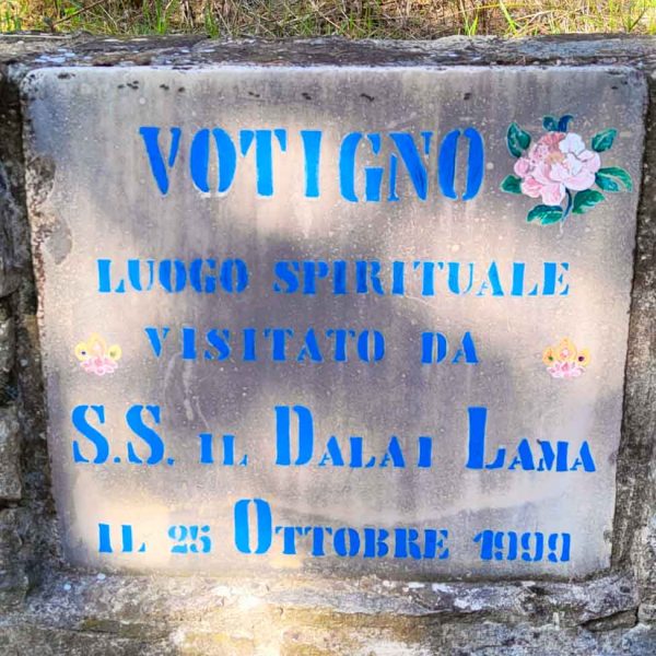 Borgo di Votigno (RE) - Lastra in ricordo della visita del Dalai Lama
