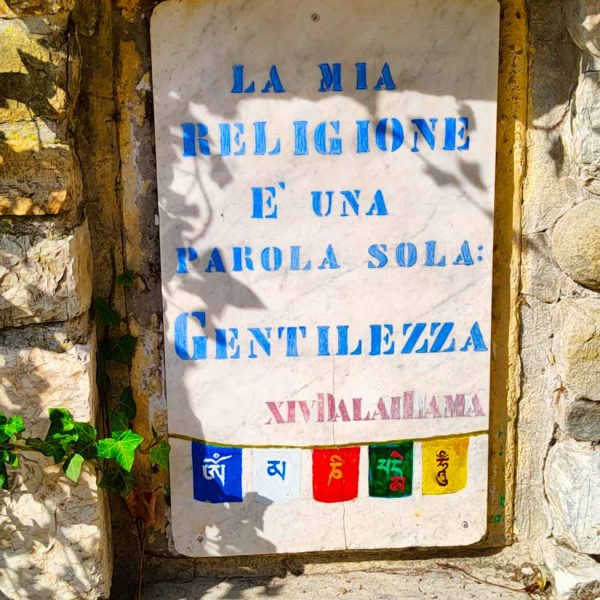 Borgo di Votigno (RE) - Lastra con frase del Dalai Lama
