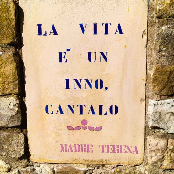 Borgo di Votigno (RE) - Lastra con frase di Madre Teresa