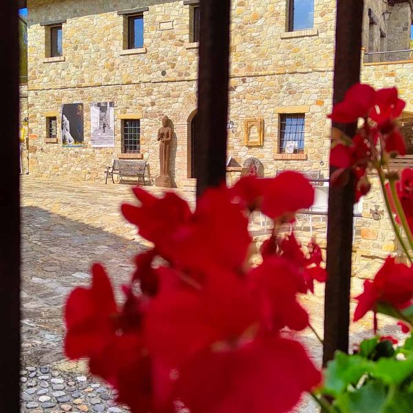 Borgo di Votigno (RE) - La Casa del Tibet tra i fiori