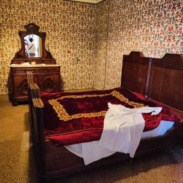 Castello di Bianello (RE) - Stanza da letto arredata