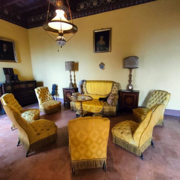 Castello di Bianello (RE) - Sala interna arredata