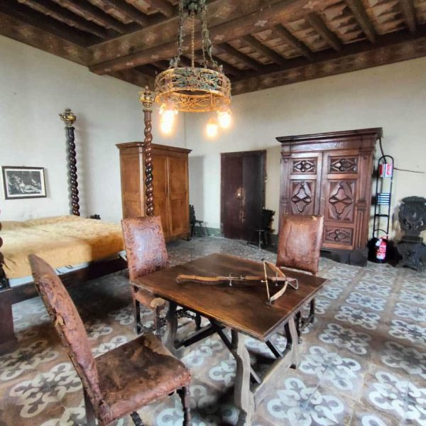 Castello di Bianello (RE) - Sala interna arredata