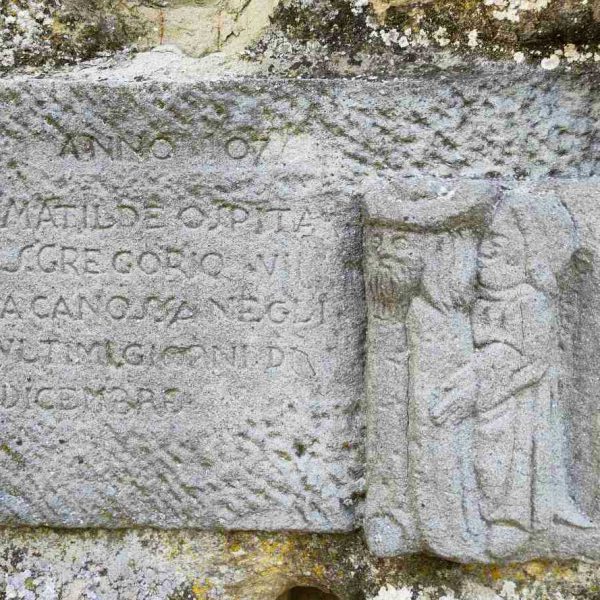 Castello di Canossa (RE) -Lastra in pietra del 1077