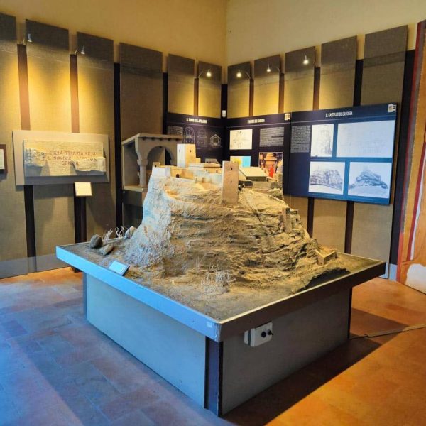 Castello di Canossa (RE)- Riproduzione in miniatura del castello