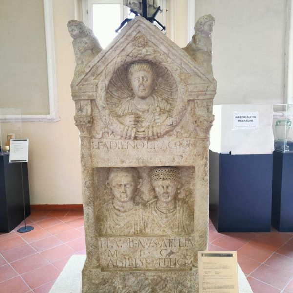 Delizia Estense del Verginese (FE) Colonna in pietra con busti