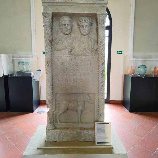 Delizia Estense del Verginese (FE)- Colonna in pietra con busti