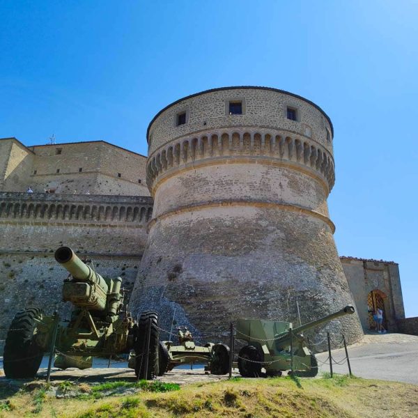 Fortezza di San Leo (RN) - Vista esterna con cannoni