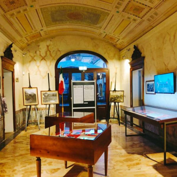 Museo Francesco Baracca (RA) - Sala ingresso affrescata con teche