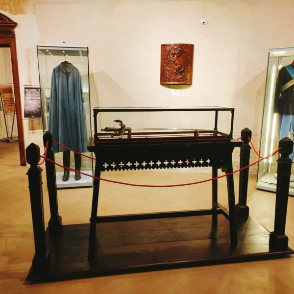 Museo Francesco Baracca (RA) - Sala interna, teche con uniformi e armi