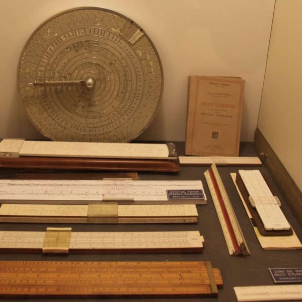 Museo Mateureka (RN) - Teca con regoli calcolatori