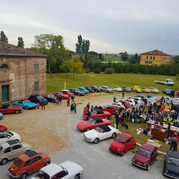 Parco Poesia Pascoli (FC)- Cortile di Villa Torlonia con esposizione di automobili