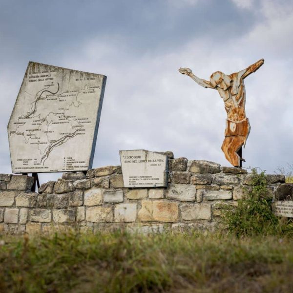 Marzabotto (BO) - Monte Sole - Muro e Crocifisso in memoria dei Caduti