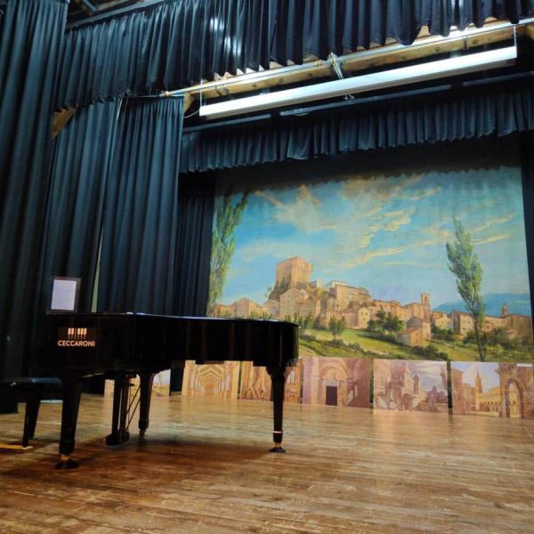 Teatro Mariani (RN) - Palco con pianoforte e scenografia