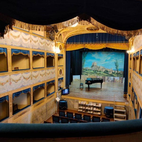 Teatro Mariani (RN) - Il palco con il pianoforte