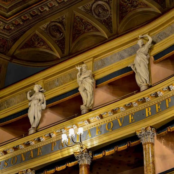 Teatro Masini (RA) - Le gallerie con statue ornamentali