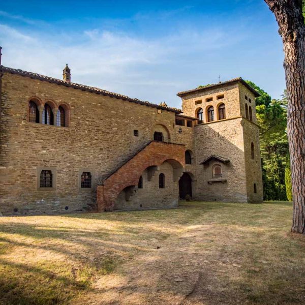 Veduta esterna del Cardello di Casola Valsenio