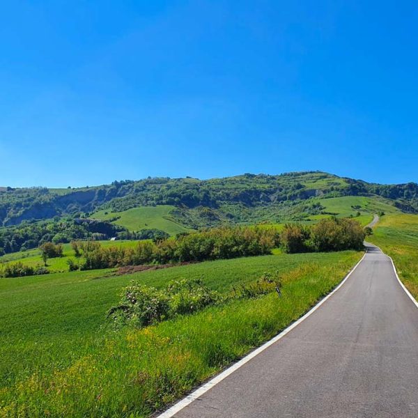 Grotte di Onferno (RN): la collina intorno
