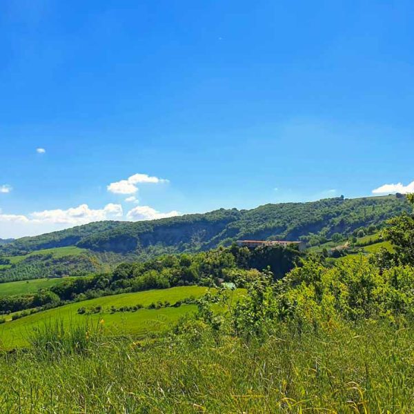 Grotte di Onferno (RN): la collina intorno